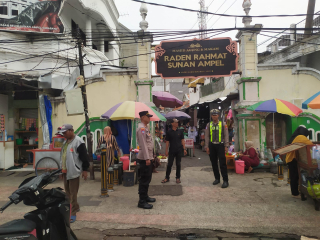 Patroli Harkamtibmas di Kawasan Wisata Religi Ampel, Personil Polsek Semampir Antisipasi Kerawanan