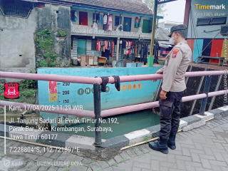 Personil Polsek Krembangan Laksanakan Pengalihan Arus di TL Mbah Ratu, Antisipasi Kepadatan