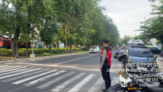Sat Samapta Polres Pelabuhan Tanjung Perak Laksanakan Pengaturan Lalin Pagi di Titik Rawan Kemacetan