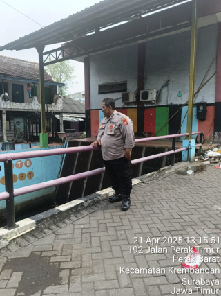 Polsek Krembangan Laksanakan Pengecekan Debit Air di Jalan Tanjung Sadari