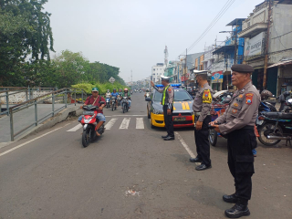 Patroli Harkamtibmas di Kawasan Religi Ampel, Personil Polsek Semampir Antisipasi Kerawanan 3C