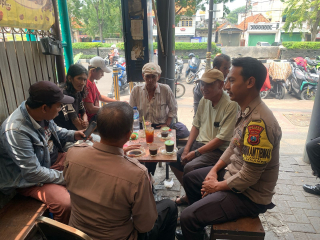 Polsek Semampir Gelar Cangkrukan dan Penyuluhan Kamtibmas Bersama Warga di Warkop Sarkam