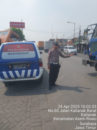 Polsek Krembangan Laksanakan Patroli di Jalan Kalianak Timur Antisipasi Kemacetan dan Laka Lantas