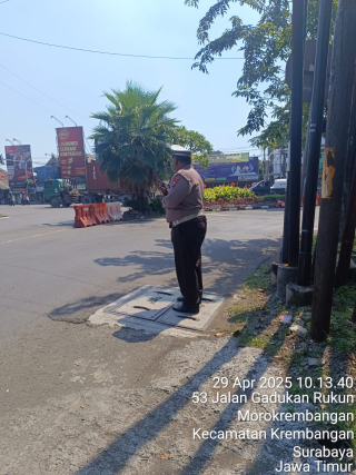 Polsek Krembangan Laksanakan Pemantauan Arus Lalu Lintas di TL Mbah Ratu