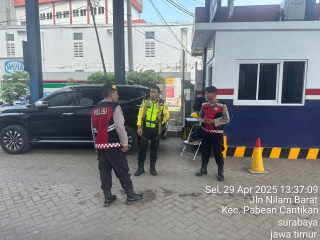 Personel Polres Pelabuhan Tanjung Perak Laksanakan Patroli Harkamtibmas dan Koordinasi Keamanan di PT AKR