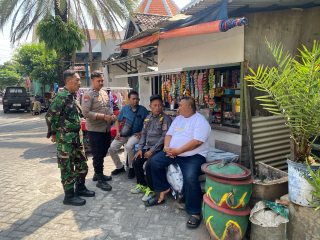 Sinergi TNI-Polri, Bhabinkamtibmas dan Babinsa Wonokusumo Sambangi Warga, Imbau Anak Tidak Keluar Malam Tanpa Keperluan