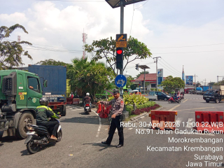 Personel Polsek Krembangan Laksanakan Pengalihan Arus Lalu Lintas di TL Mbah Ratu Akibat Peningkatan Volume Kendaraan