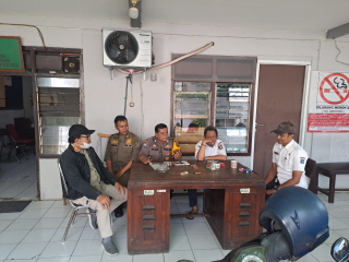 Bhabinkamtibmas Krembangan Utara Bersama Lurah dan Kasi Bangtib Bahas Keamanan Lingkungan dan Penerangan Jalan