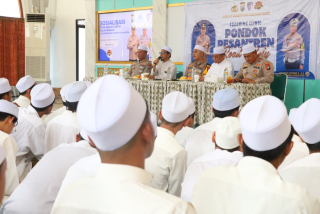 Sosialisasi Etika Berlalu - Lintas Polres Pelabuhan Tanjung Perak Gelar Coaching Clinic di Pondok Pesantren Assalafi Al-Fitrah Surabaya.