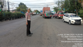 Personel Polsek Krembangan K12 Gabung dengan K12.02 Laksanakan Pengalihan Arus Lalin, Antisipasi Peningkatan Arus Menuju Jalan Kalianak