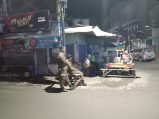 Polsek Semampir Laksanakan Standby di Jalan Bulak Sari, Antisipasi Tawuran Remaja dan Aksi Kejahatan Jalanan