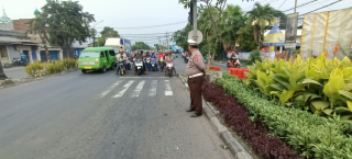Personel Polsek Krembangan Laksanakan Protap Sore di TL Mbah Ratu