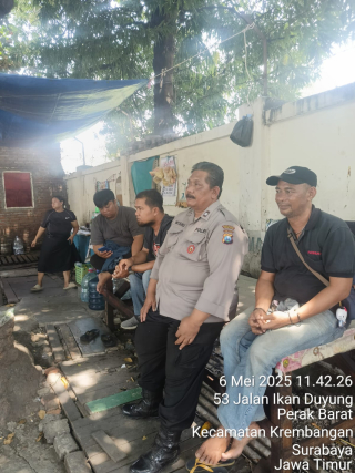 Personil Polsek Krembangan Laksanakan Patroli dan Sambang Warga di Jalan Ikan Duyung