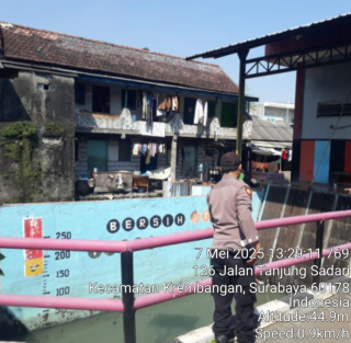 Polsek Krembangan Lakukan Patroli Pengecekan Debit Air Sungai di Jalan Tanjung Sadari