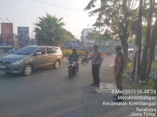 Personil Polsek Krembangan Laksanakan Patroli Pagi di Pertigaan Mbah Ratu, Antisipasi Kemacetan
