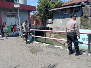 Patroli Polsek Krembangan Antisipasi Kerawanan dan Cek Pompa Air di Jalan Tanjung Sadari