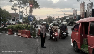 Personil Polsek Krembangan Laksanakan Pemantauan Arus Lalin di Simpang Tiga Mbah Ratu