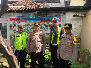 Patroli Harkamtibmas Polsek Semampir Tinjau Ketahanan Pangan di Kampung Tangguh
