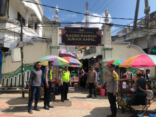 Patroli Harkamtibmas di Wisata Religi Ampel, Kapolsek Semampir Antisipasi Kerawanan
