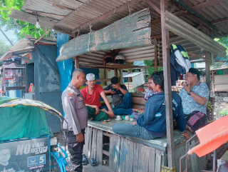 Bhabinkamtibmas Ujung Ajak Warga Cegah Curanmor dan Bahaya Narkoba di Kedai Kopi Sawah Pulo