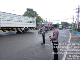 Personil Polsek Krembangan Laksanakan Pengaturan Lalu Lintas di TL Mbah Ratu Antisipasi Kepadatan Kendaraan