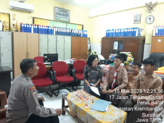 Personil Polsek Krembangan Sampaikan Pesan Kamtibmas kepada Siswa SMPN 07 Jelang Ujian Sekolah