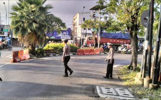 Polsek Krembangan Laksanakan Patroli Pos Lalu Lintas Sore di Simpang Tiga Mbah Ratu