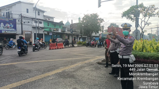 Personil Polsek Krembangan Laksanakan Pengaturan Lalu Lintas Pagi di Simpang Tiga Mbah Ratu