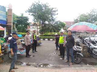 Polsek Semampir Laksanakan Patroli Harkamtibmas di Depan Pintu Masuk Ampel Antisipasi Jambret dan 3C