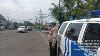 Polsek Krembangan Gelar Patroli Lalu Lintas di Simpang Tiga Mbah Ratu Antisipasi 3C dan Laka Lantas