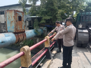 Personil Polsek Krembangan Lakukan Pengecekan Debit Air di Sungai Jalan Tanjung Sadari