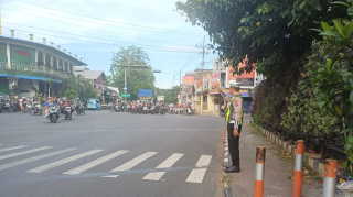 Polsek Semampir Laksanakan Pengaturan Gakturlin di TL Karang Tembok, Antisipasi Lawan Arus dan Kemacetan