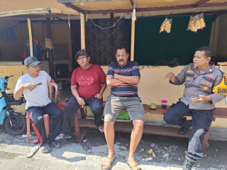 Bhabinkamtibmas Krembangan Utara Sambang dan Diskusi Harkamtibmas Bersama Ketua RW, RT, dan Tokoh Masyarakat