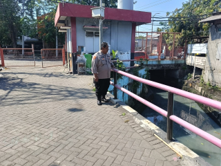 Personil Polsek Krembangan Laksanakan Patroli dan Pengecekan Debit Air di Pompa Jalan Tanjung Sadari