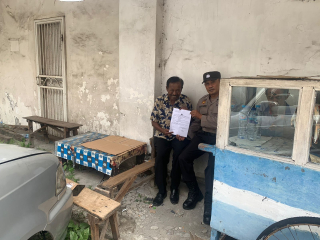 Polres Pelabuhan Tanjung Perak Sosialisasikan Program SPKT Door to Door di Jalan Kalianget