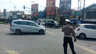 Polsek Krembangan Lakukan Pengalihan Arus Lalu Lintas Menuju Jalan Demak, Antisipasi Kepadatan di Kalianak