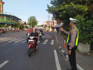 Personel Polsek Semampir Laksanakan Pengaturan Lalu Lintas di Simpang Empat Karang Tembok