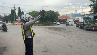 Satlantas Polres Pelabuhan Tanjung Perak Gelar Patroli dan Pengaturan Lalu Lintas di Sejumlah Titik Rawan