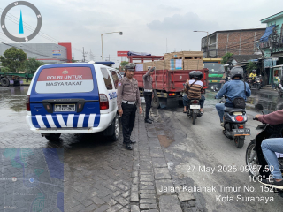 Personel Polsek Krembangan Laksanakan Patroli Lalu Lintas di Jalan Kalianak, Antisipasi Kemacetan dan Gangguan Kamtibmas