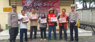 Peringati Hari Bhayangkara ke-79, Polsek Pabean Cantikan Gelar Baksos untuk Korban Kebakaran Hingga Kaum Duafa