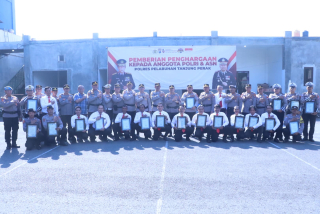 Wujud Apresiasi Kinerja dan Motivasi, Kapolres Pelabuhan Tanjung Perak Beri Penghargaan Anggota Berprestasi.