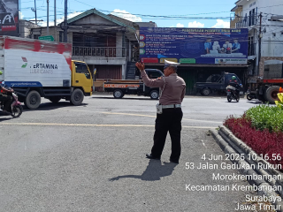 Polsek Krembangan Laksanakan Patroli Lalu Lintas di TL Mbah Ratu, Antisipasi Kemacetan