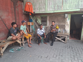 Bhabinkamtibmas Krembangan Utara Himbau Sopir Truk Trailer di Kalimas Barat Hindari Miras dan Obat Terlarang