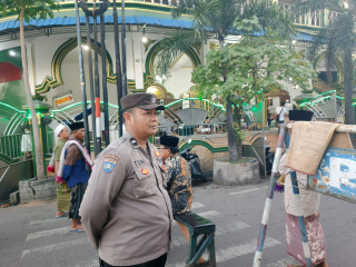 Bhabinkamtibmas Pegirian Laksanakan Pengamanan Sholat Idul Adha di Masjid Roudhotus Sholihin