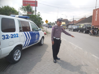 Patroli Polsek Krembangan Antisipasi Kemacetan dan Laka Lantas di Jalan Kalianak
