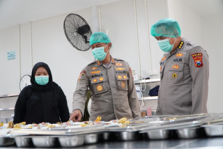 Polda Jatim Dukung Asta Cita Salurkan Ribuan Porsi Makanan Bergizi Gratis Untuk Pelajar