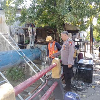 Pengecekan Debit Air oleh Polsek Krembangan di Jalan Demak Solotigo Berjalan Lancar