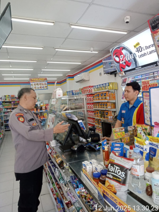 Personel Polsek Krembangan Patroli dan Berikan Himbauan di Indomaret Kalianak