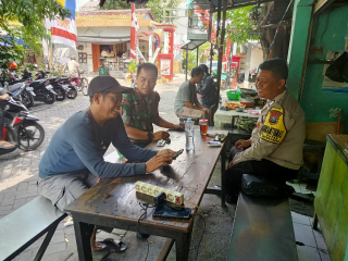 Pawas dan Bhabinkamtibmas Dupak Polsek Krembangan Sambang Warga di Jl. Dupak Bangunsari