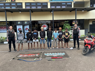 Patroli Perintis Presisi Satsamapta Polres Tanjung Perak Gagalkan Aksi Tawuran, 8 Remaja Diamankan.